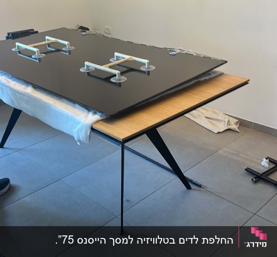 שולחן עם לוח זכוכית וכלי עבודה להרכבה